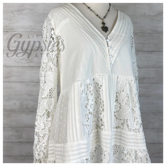 POL Romance in Lovely Lace Dress - Picture 2 of 12